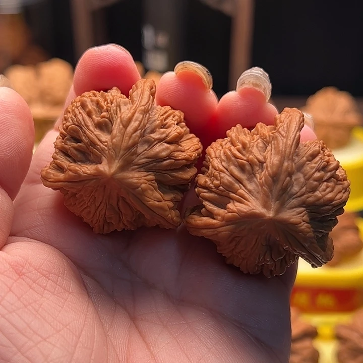 文玩核桃吊坠虎头三棱 全品