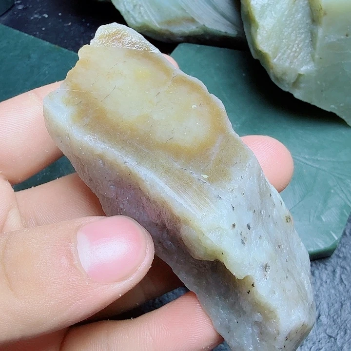 和田玉（糖玉）未镶嵌珠宝奇石