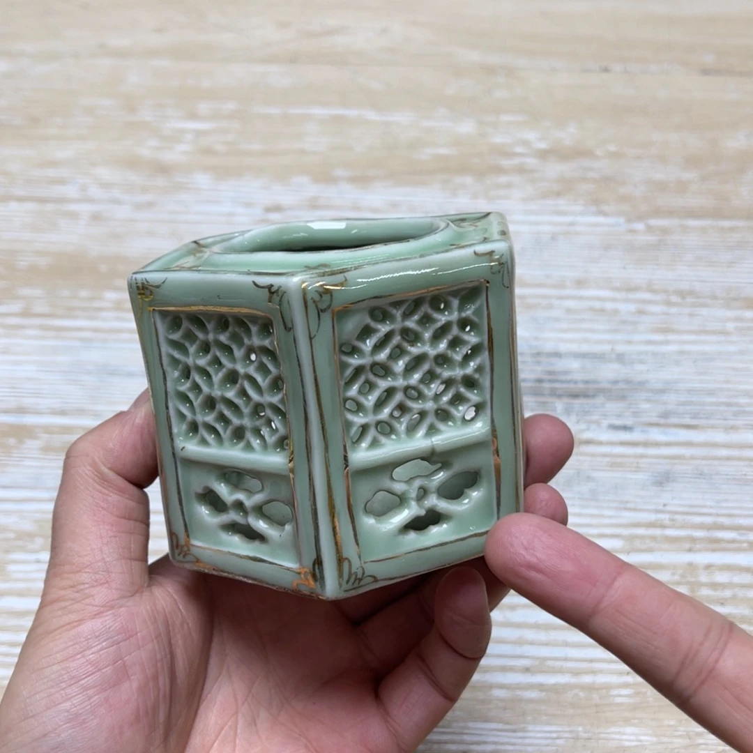 瓷片密密麻麻地排列着一个