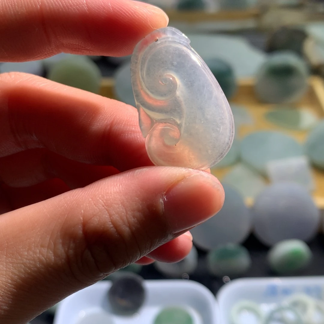 翡翠未镶嵌颈饰如意