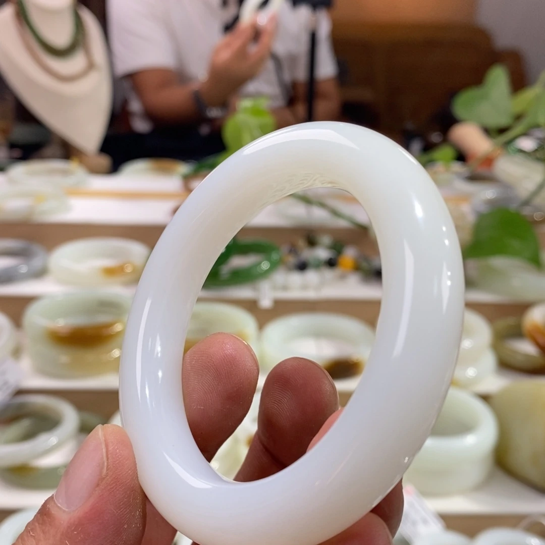 和田玉未镶嵌手镯