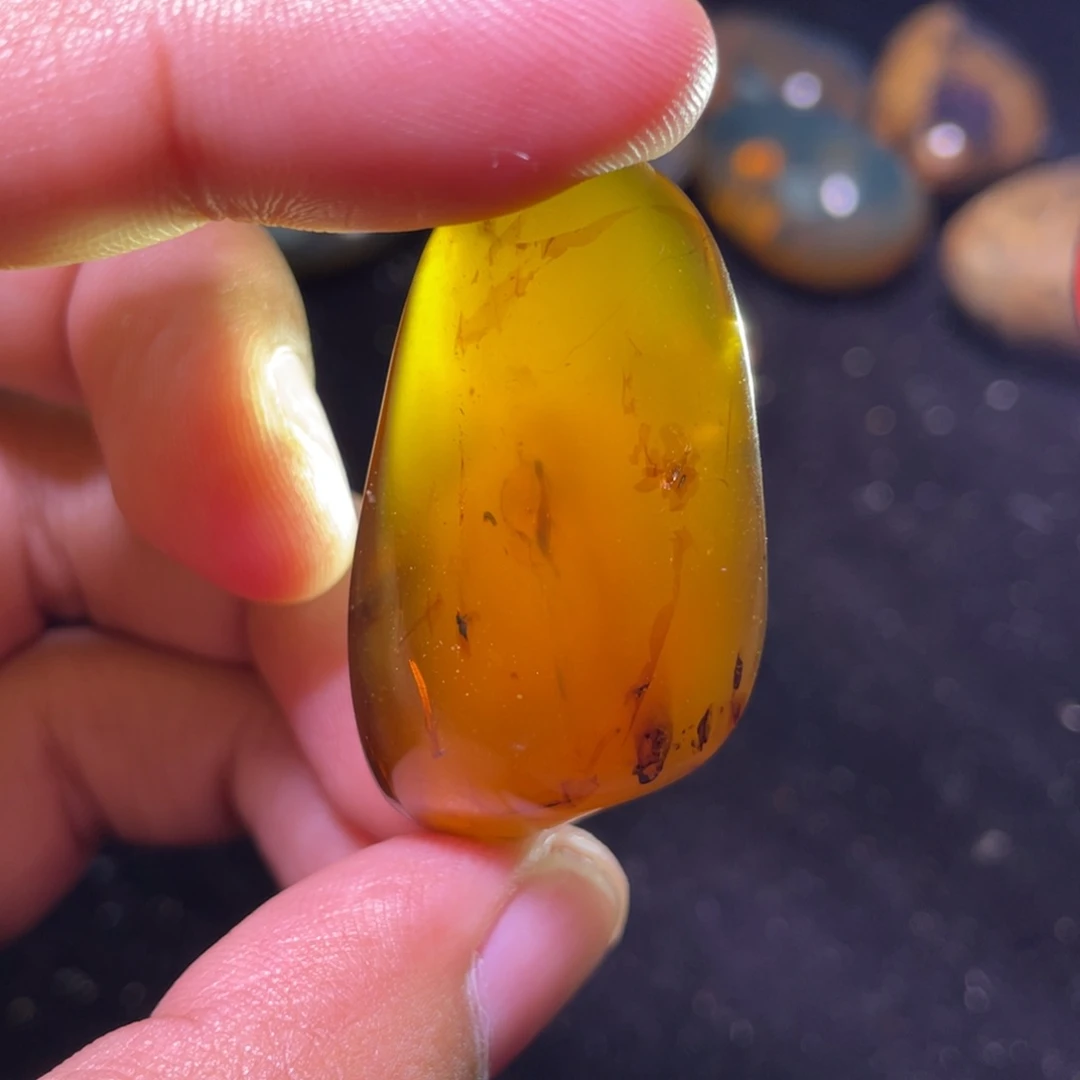 未镶嵌琥珀裸石山*人，