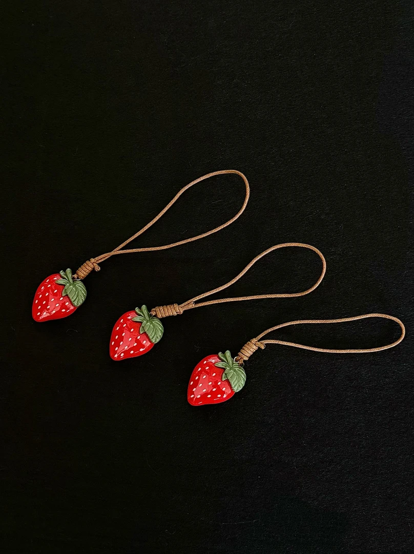 2025新款包包搭配挂件可爱草莓挂饰