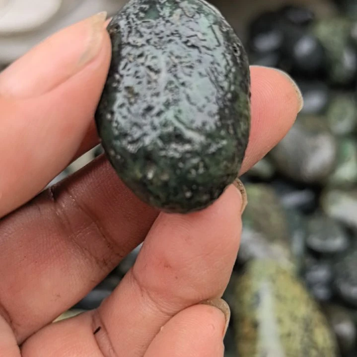 飘***飘有机玻璃藏玉药王石原石手把件一个