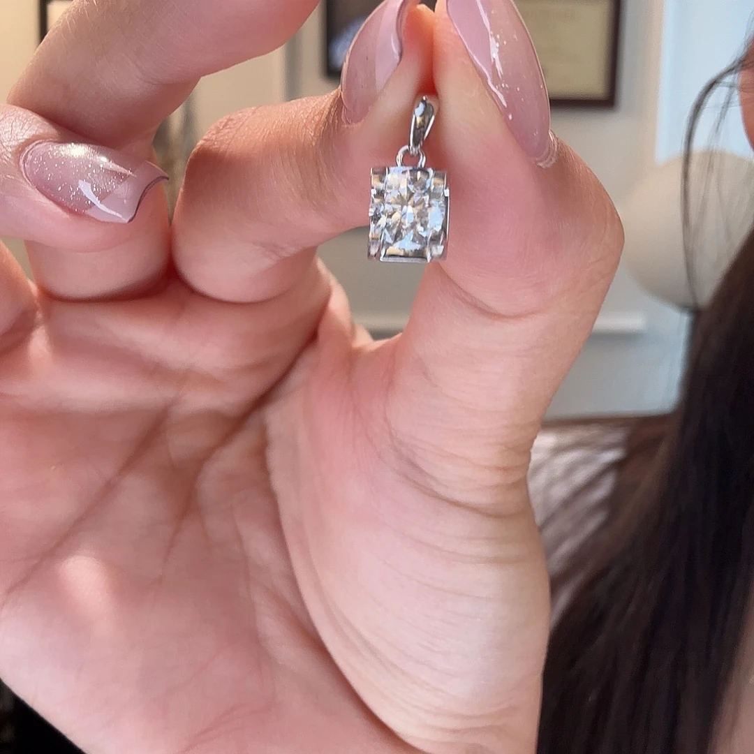 实验室培育钻石18K金镶嵌颈饰牛头吊坠