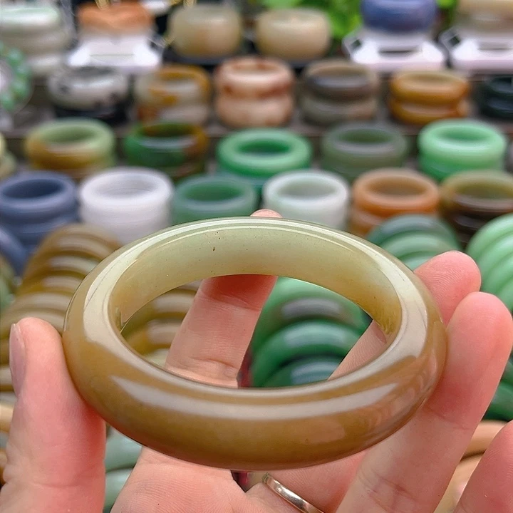 未镶嵌手镯（圆镯）石英质玉