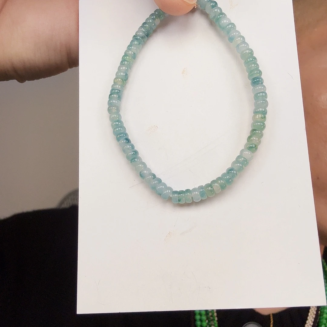 翡翠未镶嵌颈饰一件