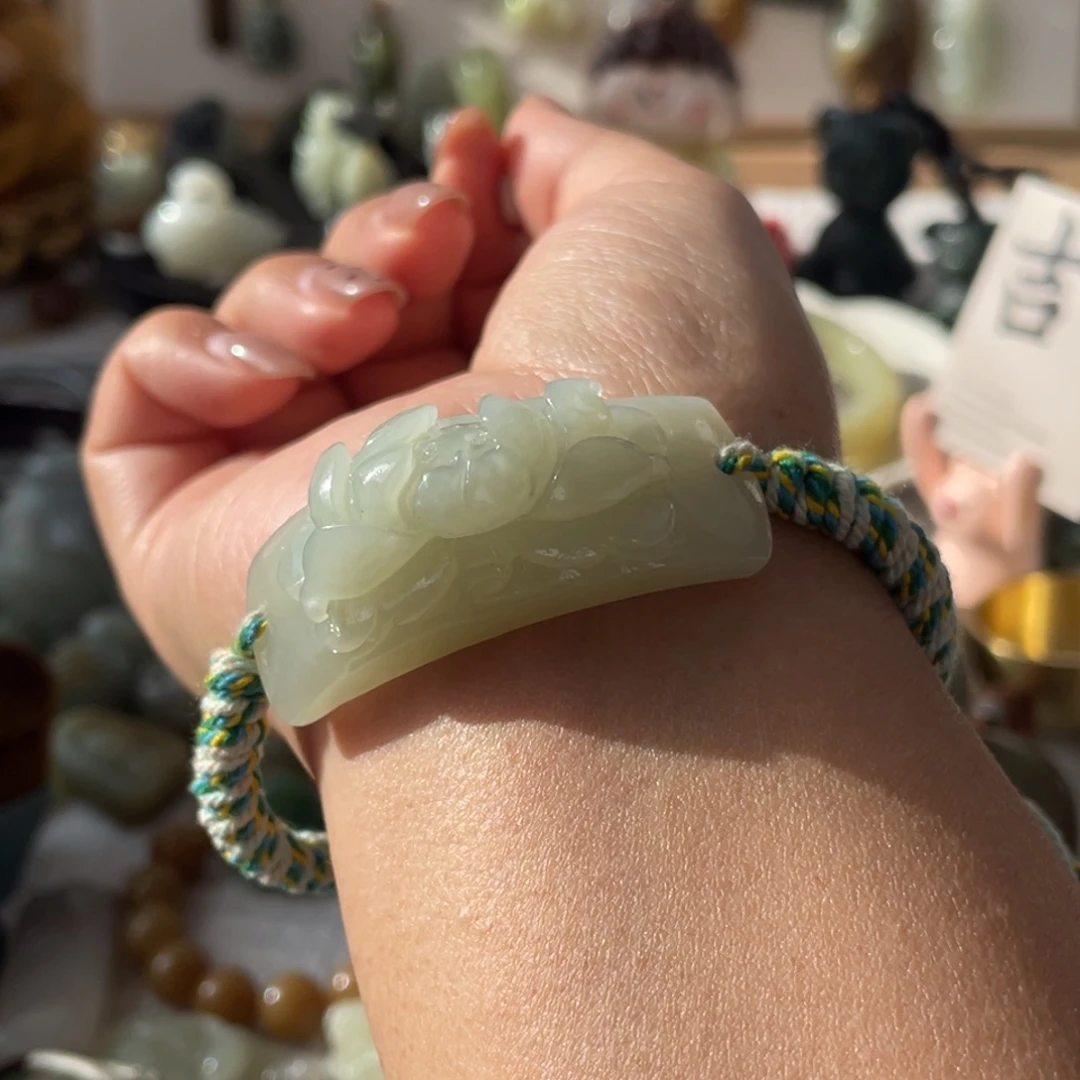 和田玉未镶嵌颈饰荷花手牌