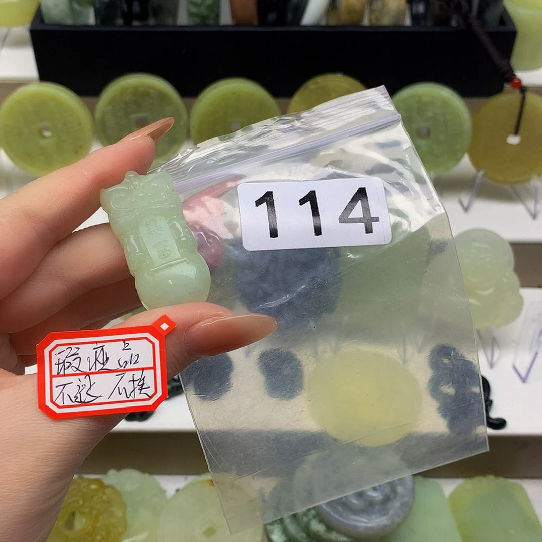 蛇纹石玉颈饰未镶嵌