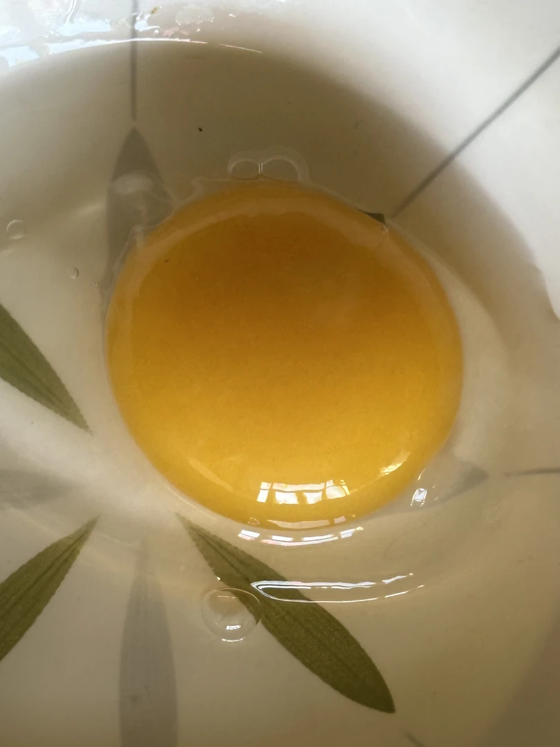 农家散养鹅蛋新鲜现捡现发健康餐食100g鹅蛋外皮有些脏，介意误拍