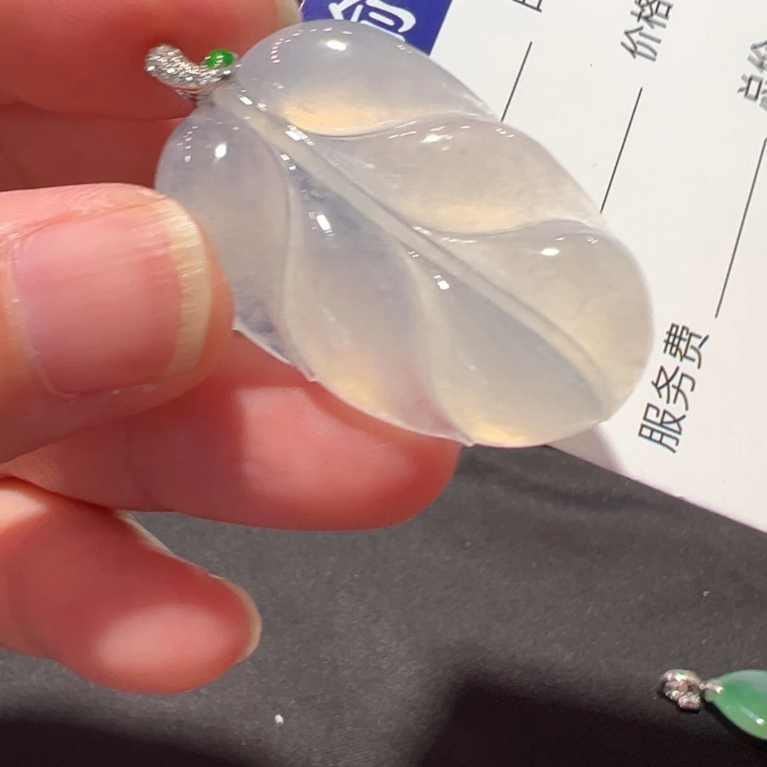 翡翠18K金镶嵌颈饰吊坠