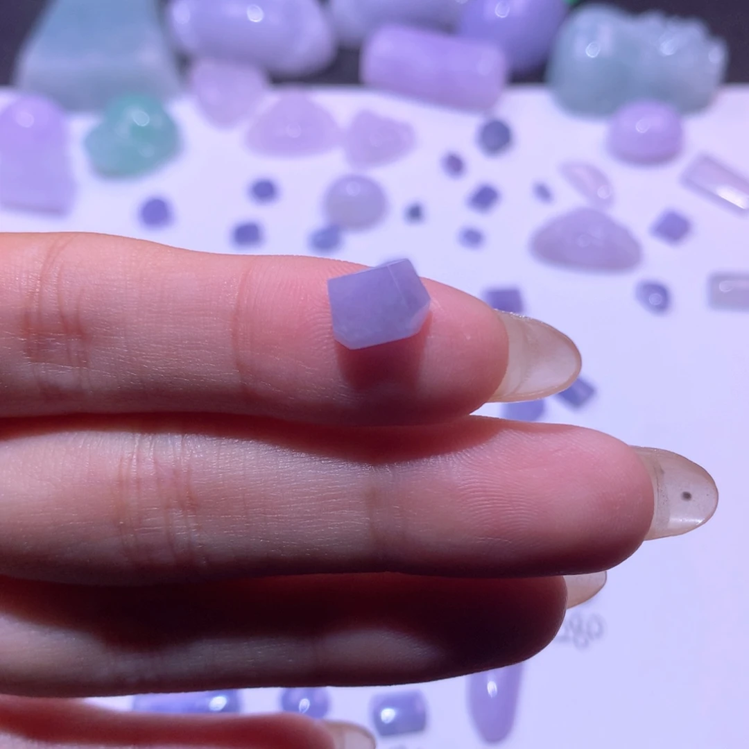 翡翠未镶嵌颈饰切割