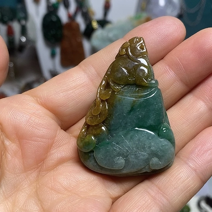 翡翠未镶嵌吊坠(赠链)