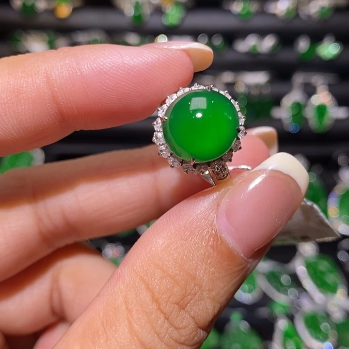 18K金镶嵌戒指翡翠蛋面戒指