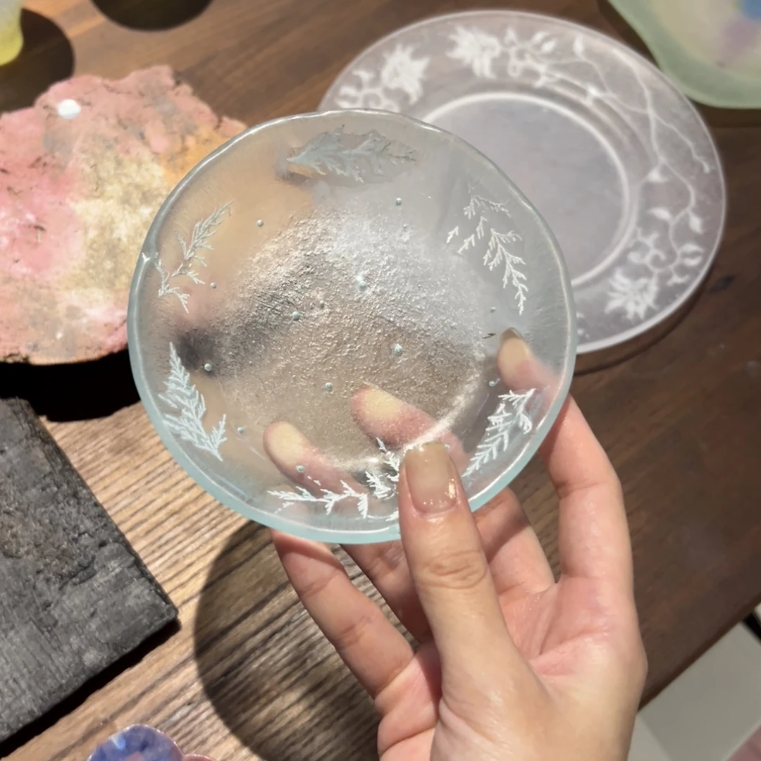 瓷片陶瓷。        陶瓷。