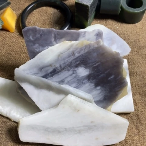 和田玉未镶嵌颈饰忧**生