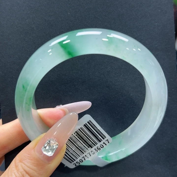 幸***乐石英质玉（非洲翠）未镶嵌手镯