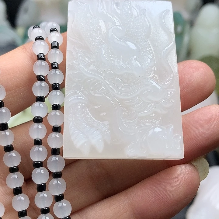 颈饰未镶嵌石英质玉