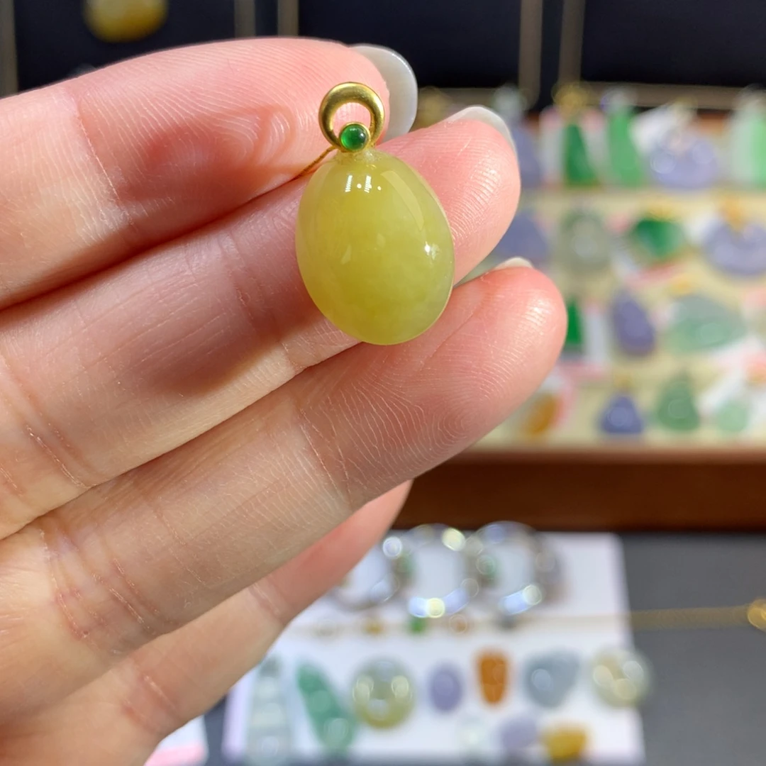 翡翠18K金镶嵌颈饰