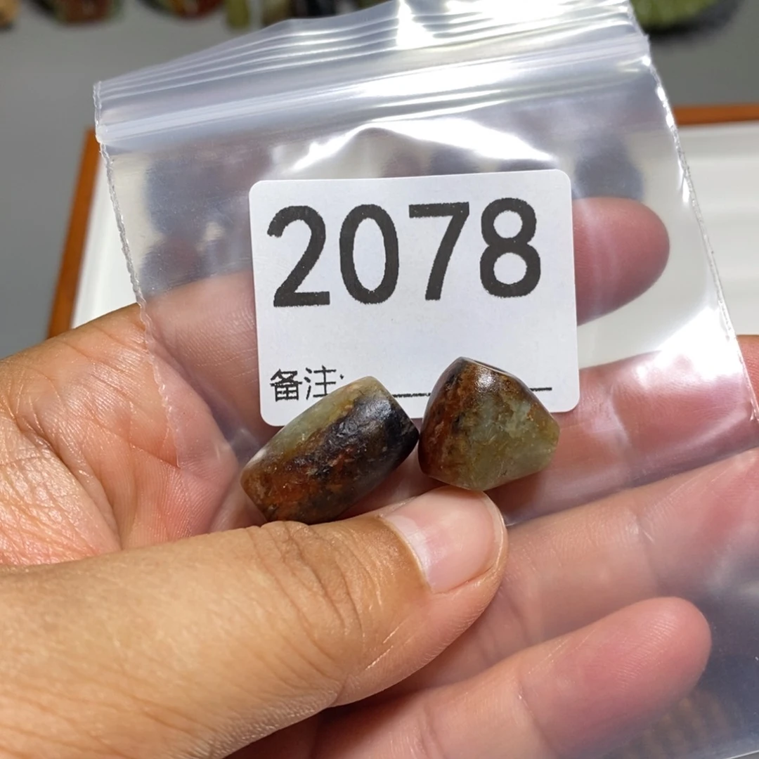 颈饰未镶嵌透闪石质玉回**涯
