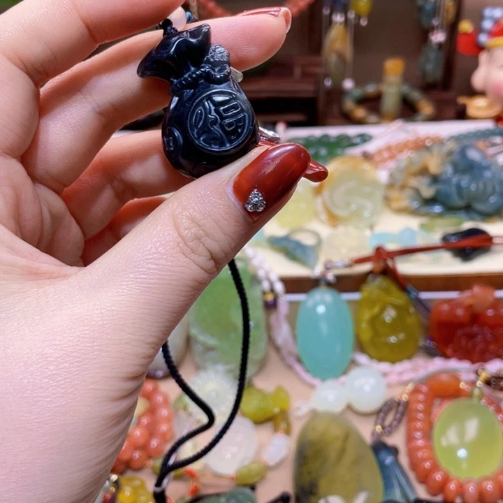 蛇纹石玉颈饰未镶嵌