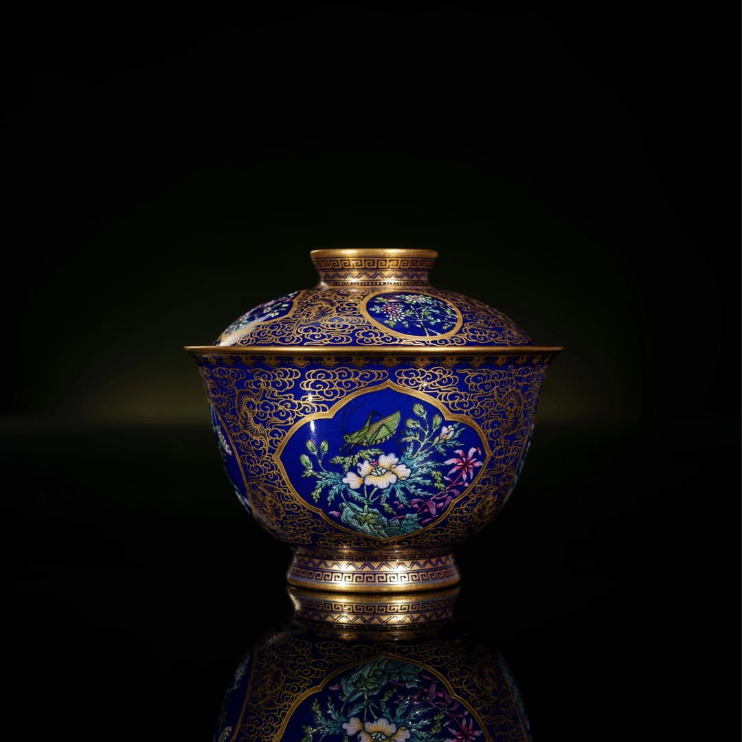 盛古珍玩 霁蓝堆金祥云开窗花卉盖碗