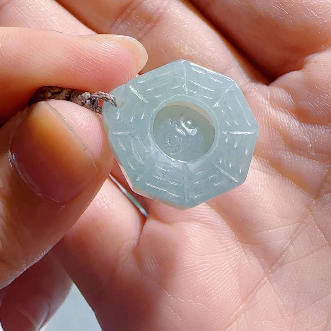 翡翠未镶嵌颈饰八卦