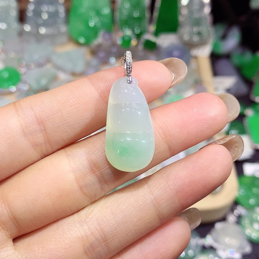 翡翠18K金镶嵌颈饰豆