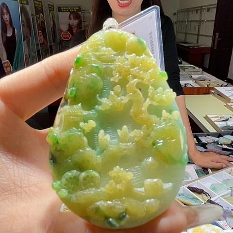 翡翠未镶嵌颈饰一个