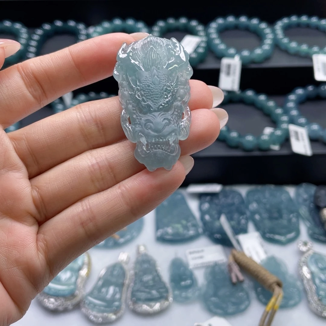 翡翠未镶嵌颈饰龙头