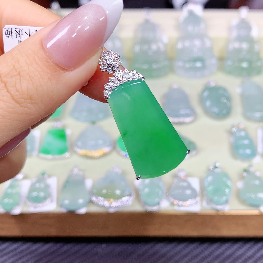 翡翠18K金镶嵌颈饰无事牌