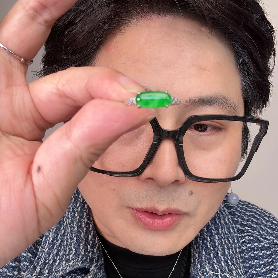 翡翠未镶嵌颈饰一件