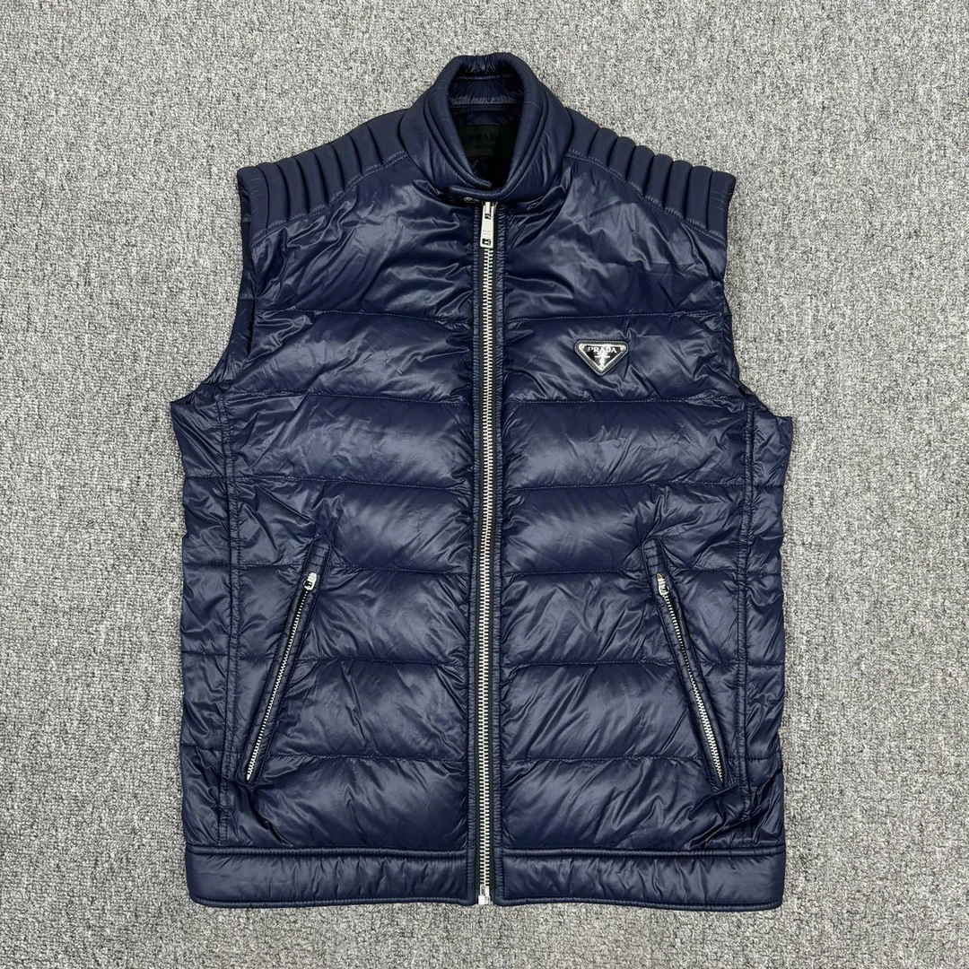 99新 Prada/普拉达 10910095藏蓝色三角标羽绒服背心马甲48码99新