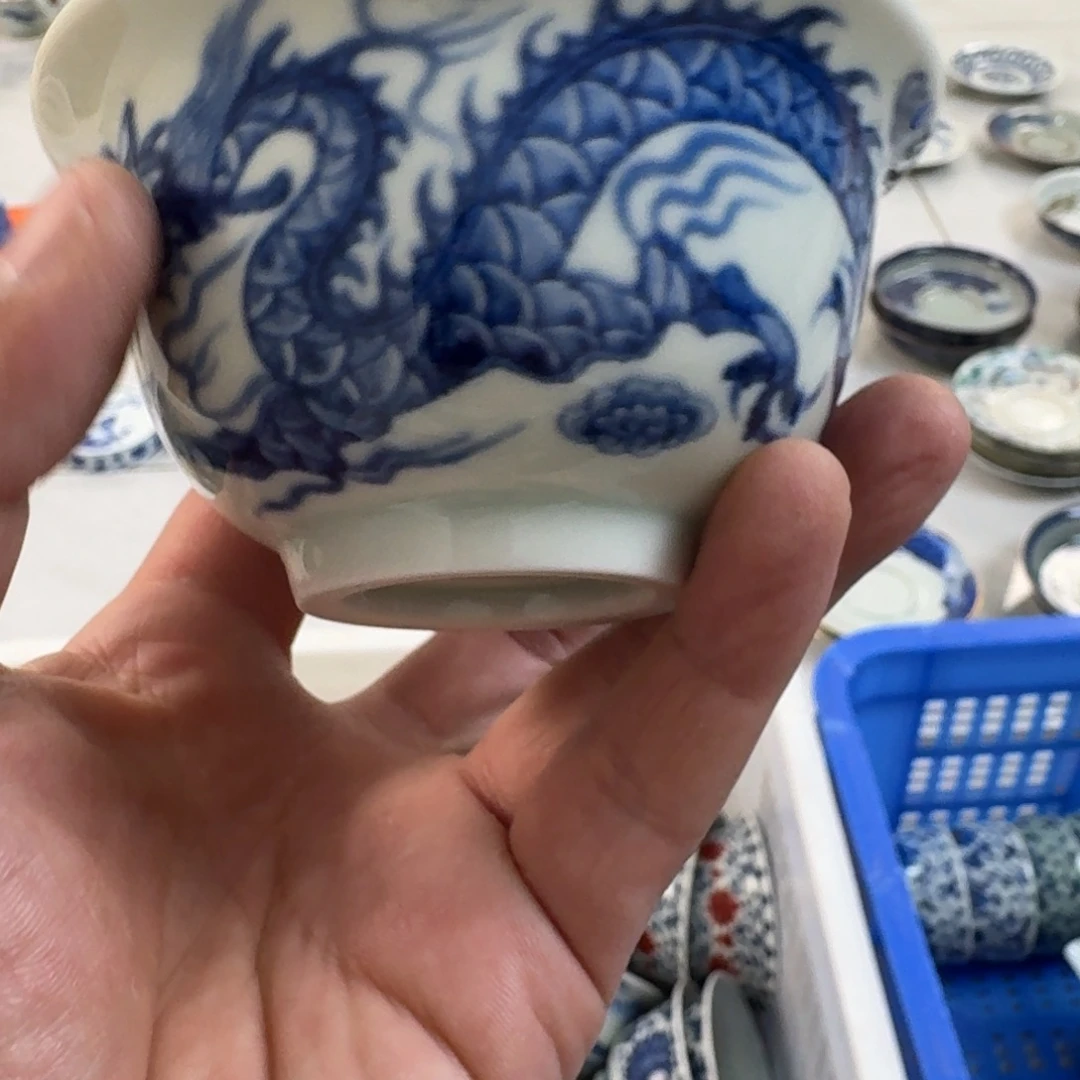 陶摆件青花铠甲龙大压手