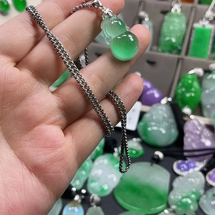 翡翠未镶嵌颈饰葫芦