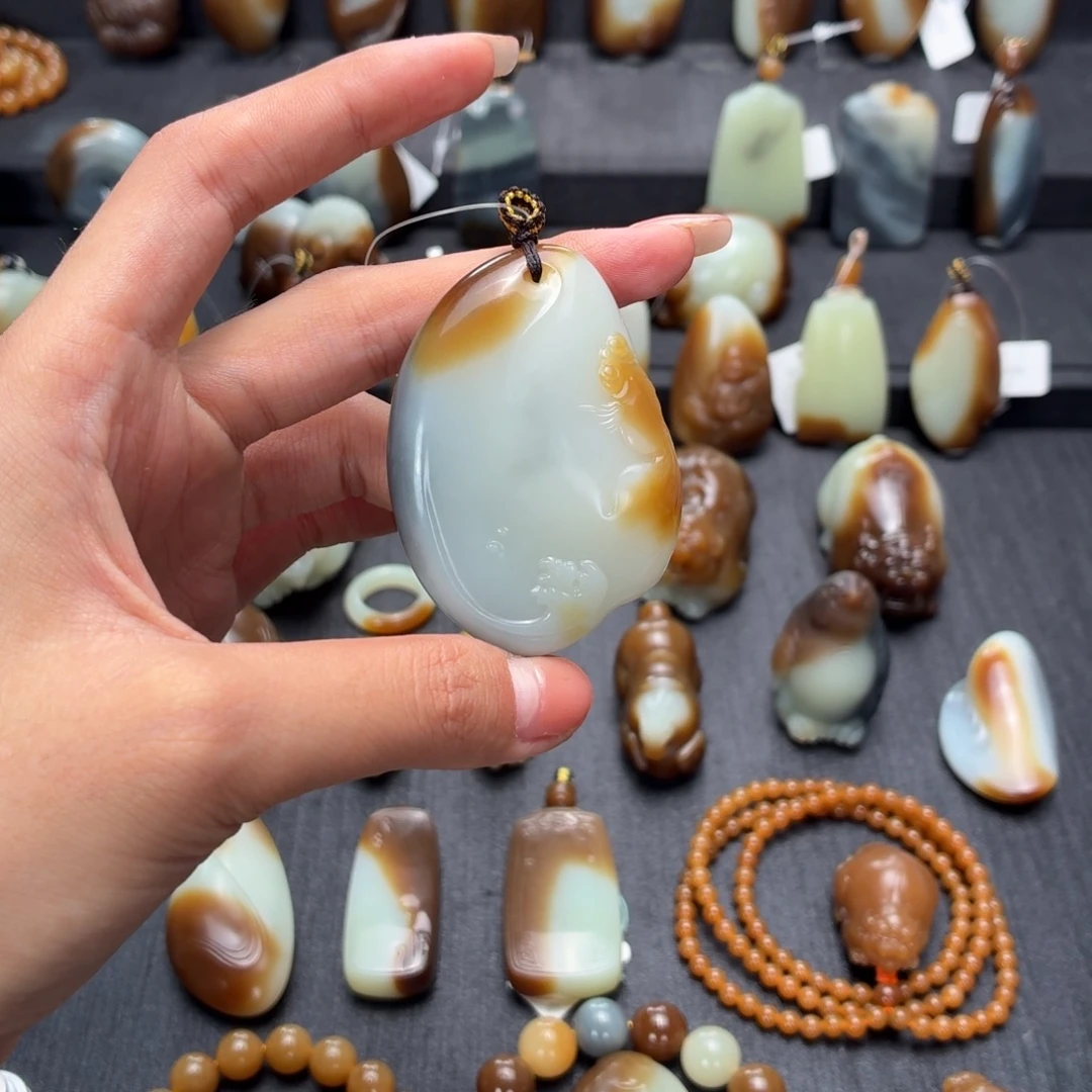 用***爷和田玉未镶嵌颈饰