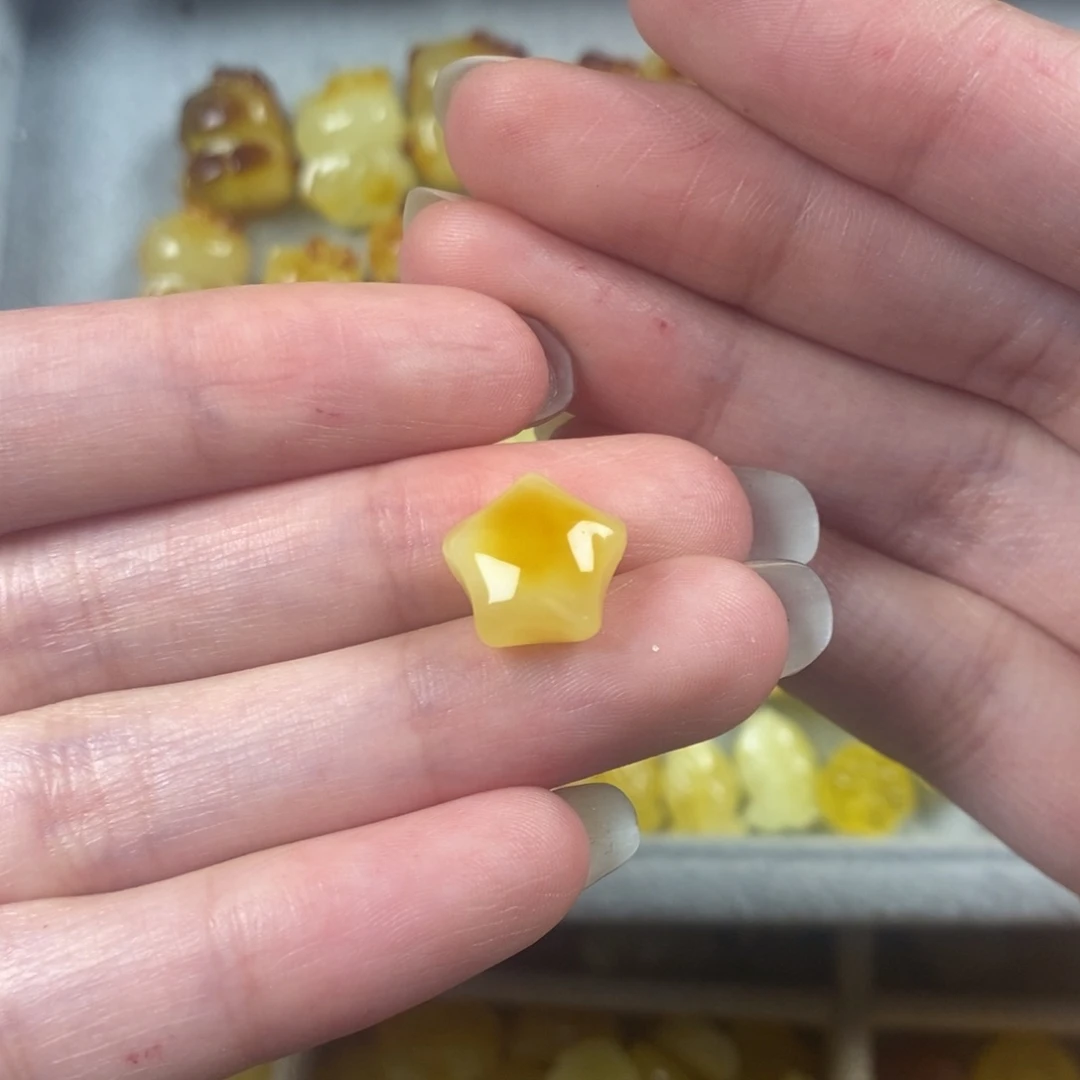 琥珀裸石未镶嵌星星