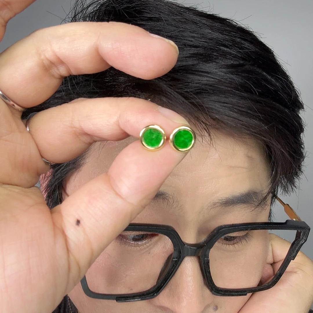 翡翠未镶嵌颈饰一对