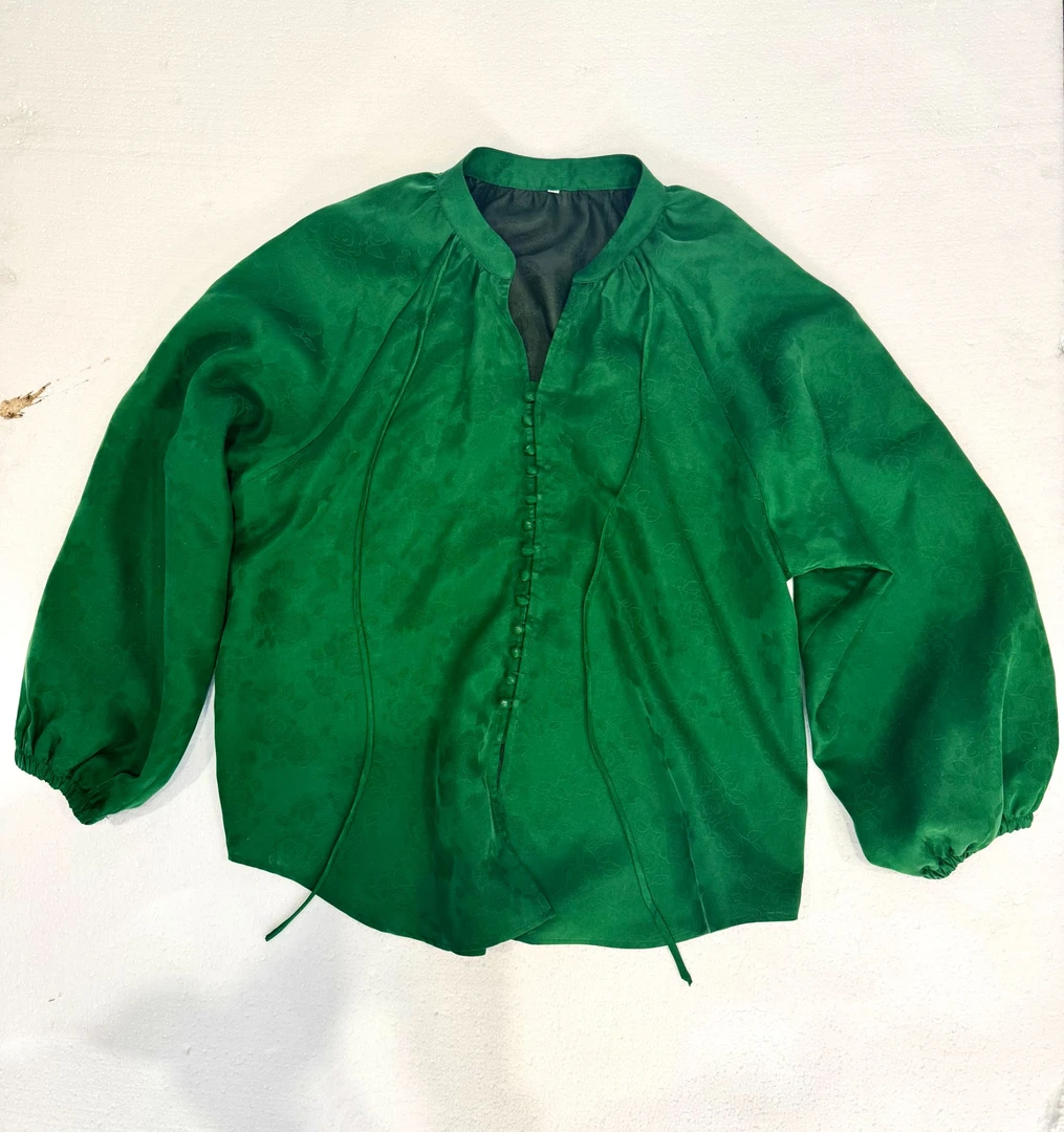 新款2025久久香云纱30姆米绿色花萝13福扣圆领上衣