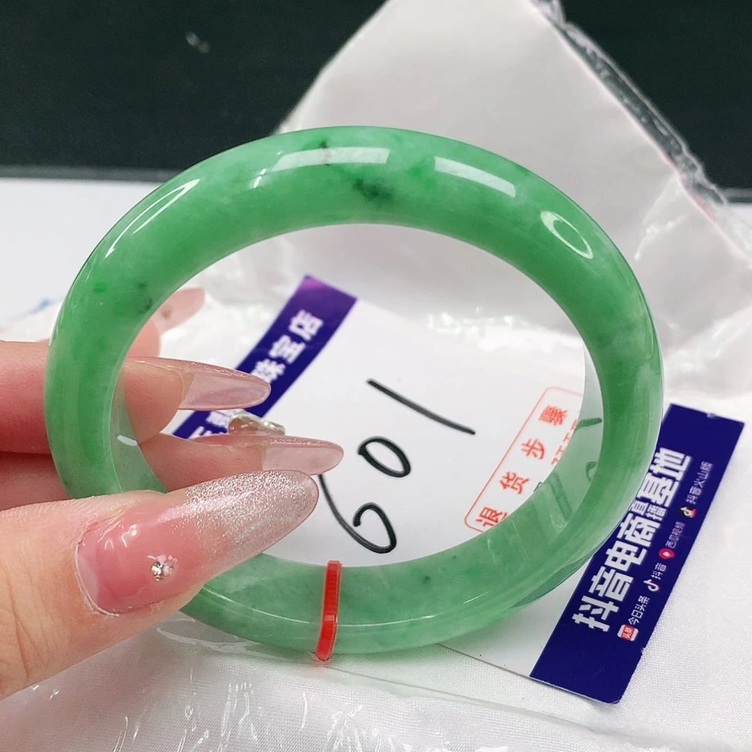 翡翠手镯未镶嵌翡翠