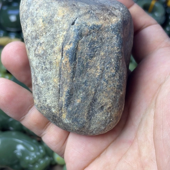 颈饰未镶嵌岫岩老玉（透闪石质玉）