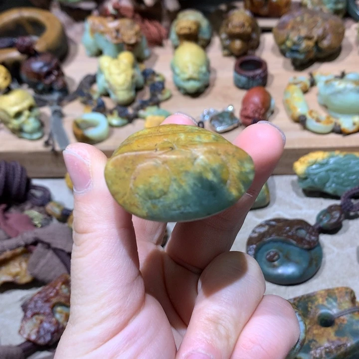 未镶嵌岫岩河磨玉（透闪石质玉）挂件