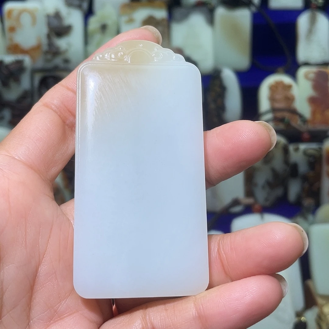 李***)和田玉未镶嵌颈饰