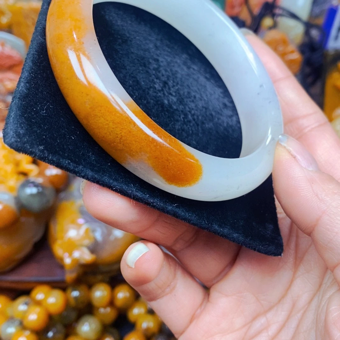 未镶嵌石英质玉（黄龙玉）颈饰