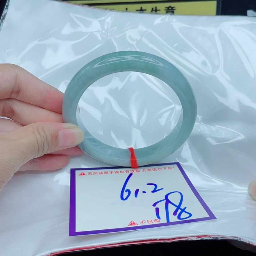 翡翠手镯未镶嵌翡翠