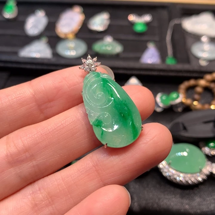 【闪购商品】颈饰18K金镶嵌翡翠翡翠