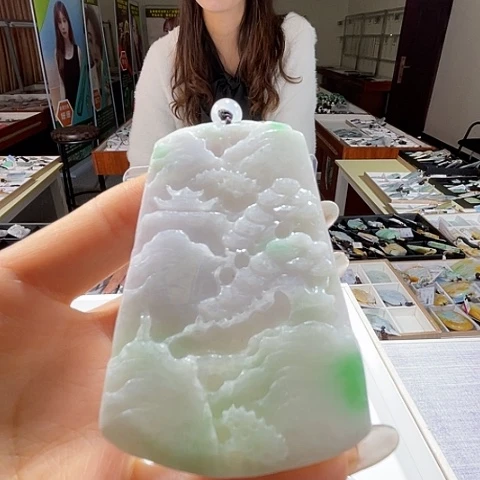 翡翠未镶嵌颈饰一个