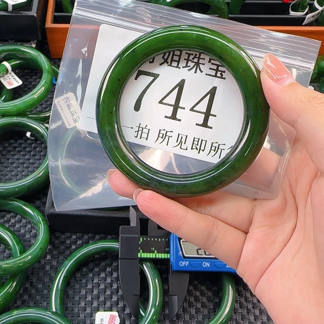 颈饰未镶嵌和田玉手镯55 744