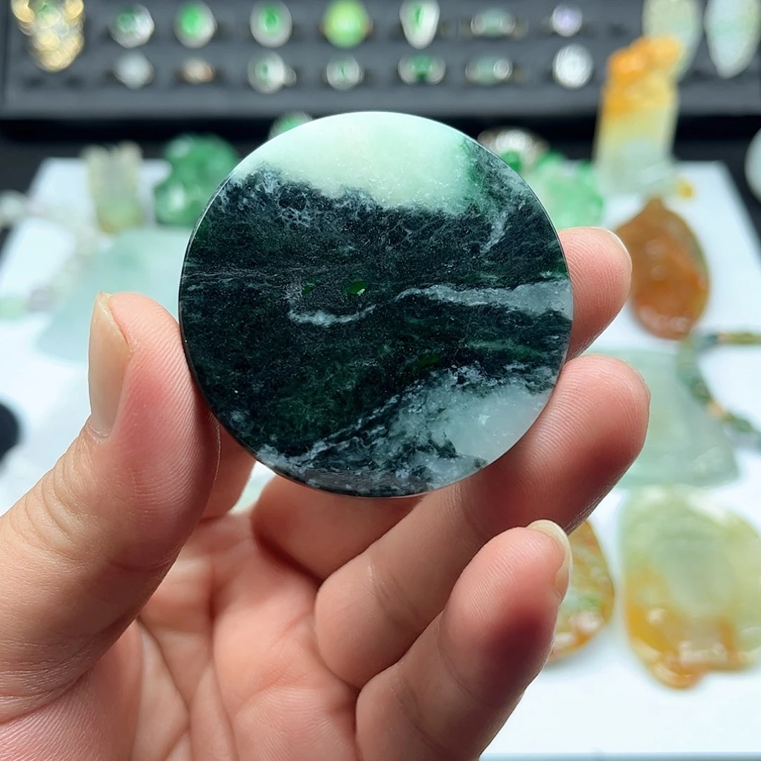 翡翠未镶嵌颈饰平安无事