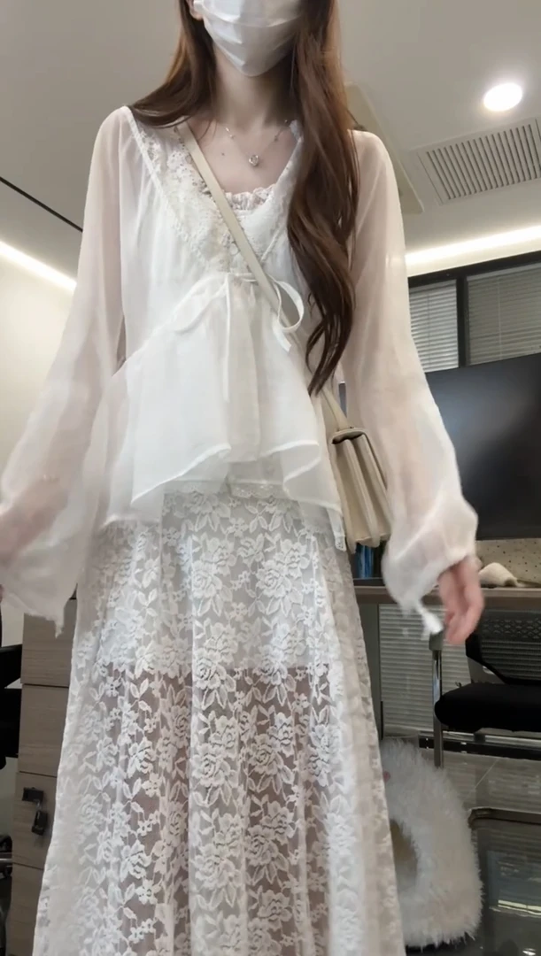 素坤逸庄园 法式气质蕾丝拼接收腰露背吊带裙白色防晒衬衫两件套